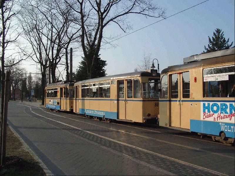 Der Triebwagen 27 hat jetzt den Beiwagen 89 bernommen und wird ihn zurck nach Rahnsdorf bringen. Zeitgleich setzt sich der TW 32 in Bewegung und fhrt als Solotriebwagen zur Schleuse.  