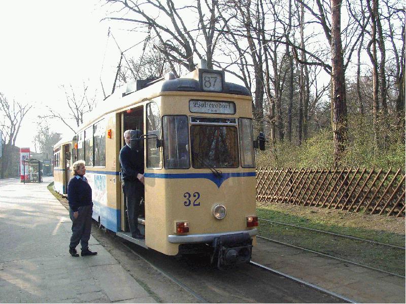 Der Triebwagen 32 steht am 27.03.2002 um 16.39 abfahrtbereit am Bahnhof Rahnsdorf. In den Hauptverkehrszeiten wird noch ein Beiwagen mit einer Schaffnerin eingesetzt. 