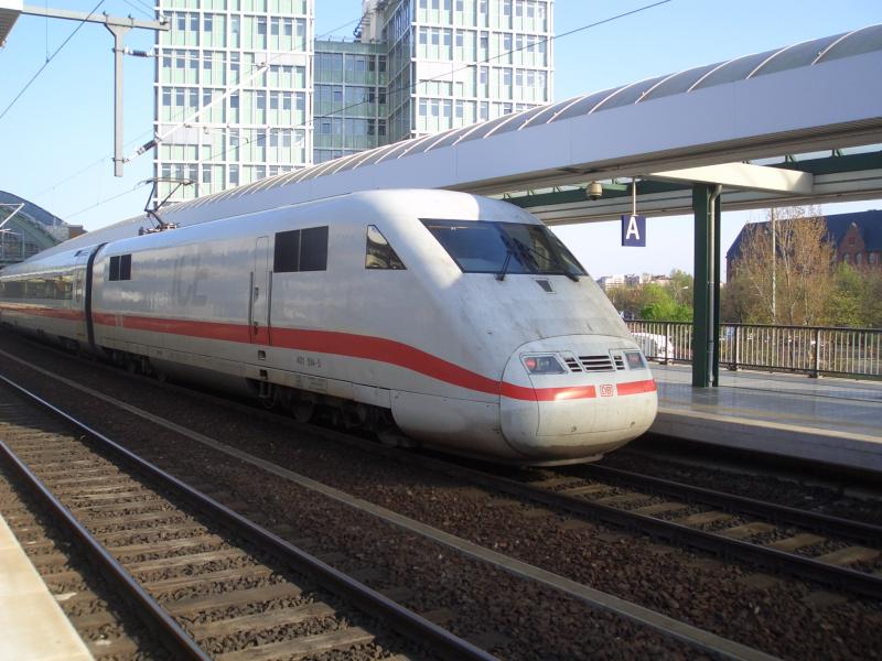 Der Triebwagen 401 514-5 wartet in Berlin Ostbahnhof auf seine weiterfahrt. Aufgenommen am 19.4.2005