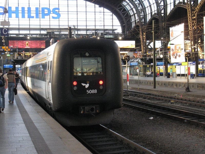 Der Triebwagen 5088 der D�nischen Staatsbahn Abfahrtsbereit im Hamburger Hbf aufgenommen am 20.08.09.