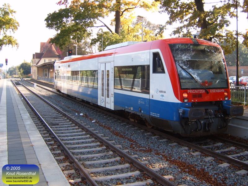 Der Triebwagen 650.02 der Prignitzer Eisenbahn steht am Samstag, den 08. Oktober 2005 in Neuruppin Rheinsberger Tor. Er wird in wenigen Minuten wieder umkehren und nach Neustadt (Dosse) fahren.