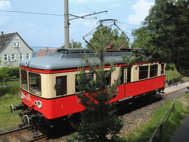 Der Triebwagen am (Not)Haltepunkt in Lichtenhain an der Bergbahn, da smtliche Bahnhofsanlagen saniert werden, befindet sich ca.150 m vom eigentlichen Bahnhof eine Holztreppe um in das Fahrzeuginnere zu gelangen,dieses ist bis ca. 15.12.02 vorgesehen. Danach wird der komplette Bahnbetrieb der Oberweibacher-Berg und Schwarzatalbahn wieder aufgenommen.