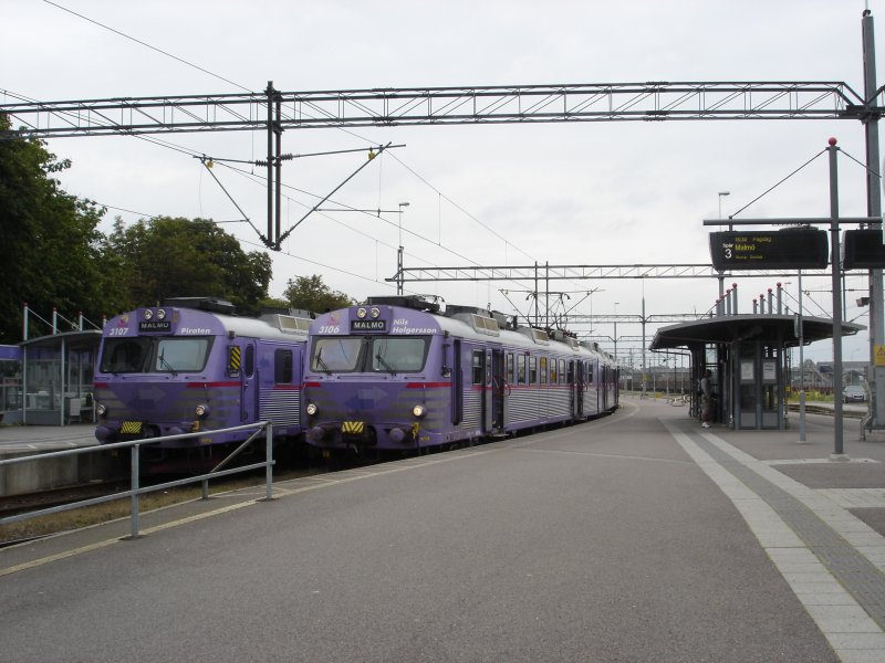 Der Triebwagen aus Simirshamn auf Gleis 2 kurz vor der Abfahrt nach Malm. Der X11 auf Gleis 1 wird ihm um 17.08 Uhr folgen. Im Berufsverkehr morgens und am Nachmittag fahren die Zge zwischen Malm und Ystad im Halbstundentakt, zwischen Ystad und Simirshamn jedoch berwiegend nur im Zweistundentakt.