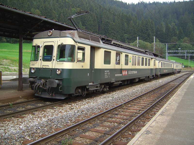 Der Triebwagen BDe 4/4 576 055-8 wartet auf ausfahrt in Richtung Einsiedeln im Bahnhof Biberbrugg am 09.09.2007   