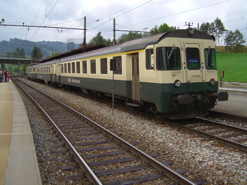 Der Triebwagen BDe 4/4 576 055-8 wartet auf ausfahrt in Richtung Einsiedeln im Bahnhof Biberbrugg am 09.09.2007   