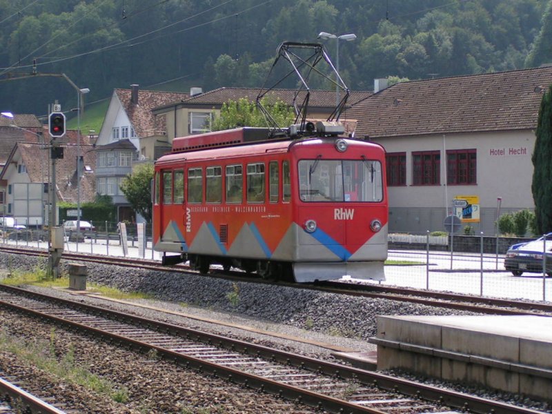 Der Triebwagen der Bergbahn Rheineck Walzenhausen hat soeben den Bahnhof Rheineck verlassen. 21.08.06