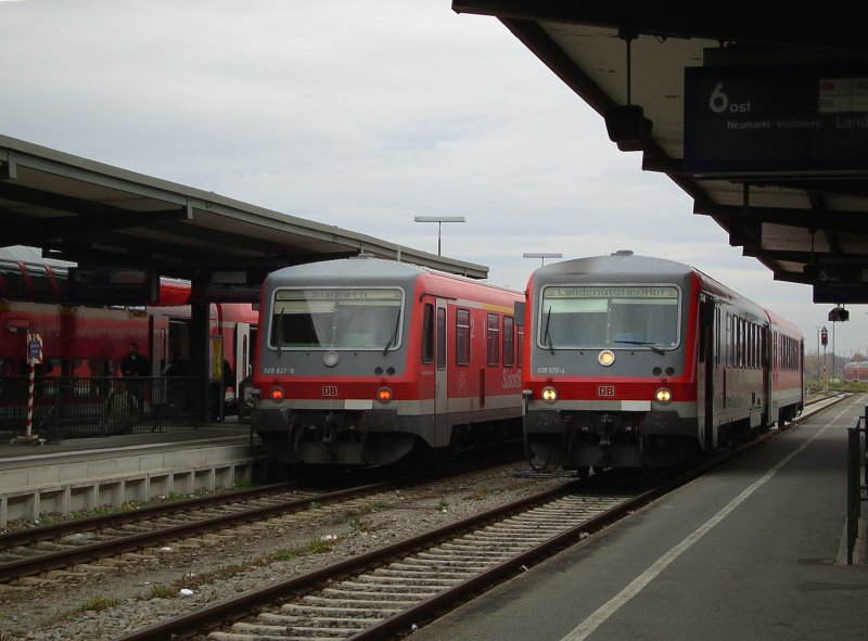 Der Triebwagen BR 628 570-5 nach Landshut HBF und der Triebwagen BR 928 627-9 nach Simbach am Inn. (30.10.2007 Mhldorf)  