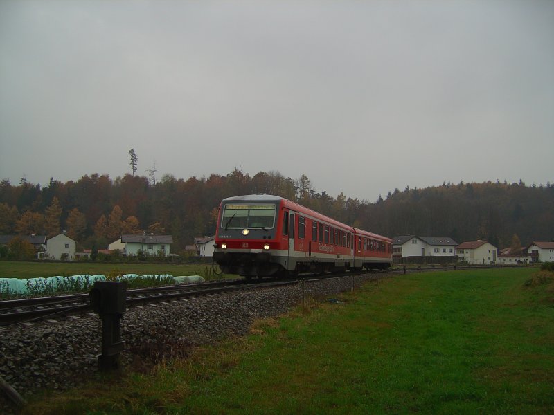 Der Triebwagen BR 628 576-1 am 30.10.2007 bei der ausfahrt aus Tling in Richtung Burghausen. 