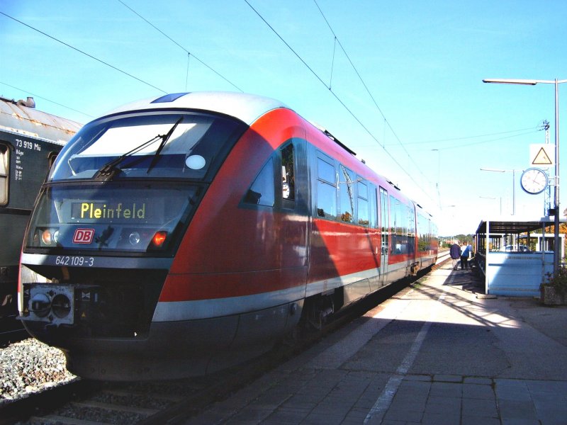 Der Triebwagen BR 642 109-3 im Bahnhof Gunzenhausen am 08.10.06 zur Abfahrt bereit nach Pleinfeld.