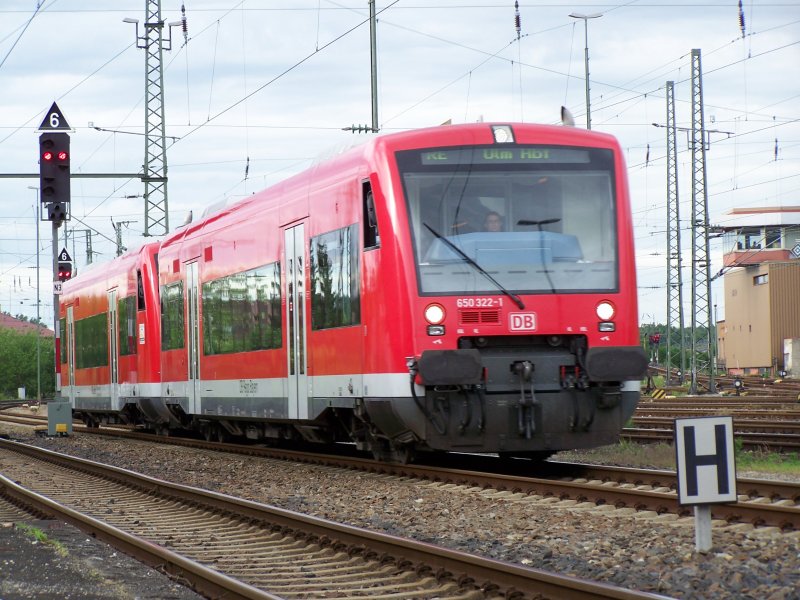 Der Triebwagen Br.650 322-1 fuhr am 12.05.07 als RE nach Ulm Hbf. Hier bei der Einfahrt im Bahnhof Aalen.