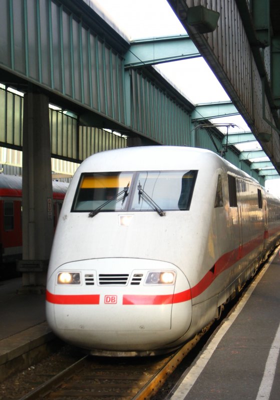 Der Triebwagen eines ICE 1 bei der Einfahrt im Stuttgarter Hbf. 
Der Zug, kommend aus Berlin Ost nach Mnchen Hbf., hatte ungewhnlicherweise einmal nur 5 Minuten Versptung.