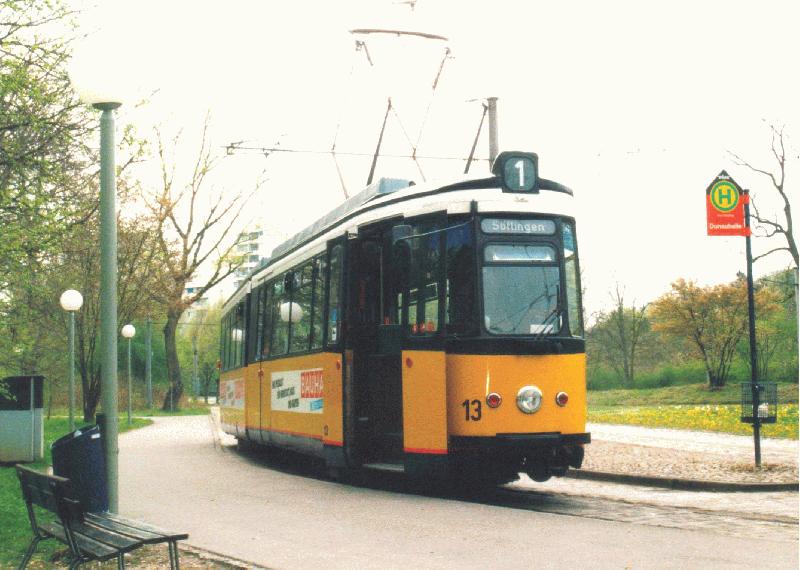 Der Triebwagen Nr. 13 der Ulmer Straenbahn am Nachmittag des 23.4.2002 bei der Endhaltestelle  Donauhalle , kurz vor der Rckfahrt nach Ulm-Sflingen.