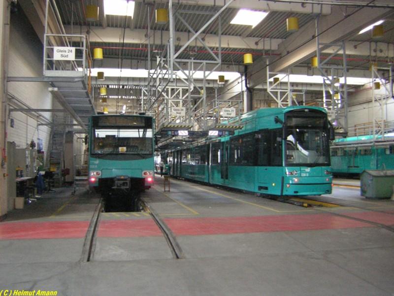 Der Triebwagen Nummer 533 der Bauart U4 und der zum Zeitpunkt
der Aufnahme am 03.09.2005 neueste S-Triebwagen 233 in der
Stadtbahn-Zentralwerkstatt. Aufnahmen der Art sind normalerweise
nicht m�glich, die Gelegenheit bestand bei einer Besichtigung
und F�hrung im Rahmen einer Sonderfahrt.