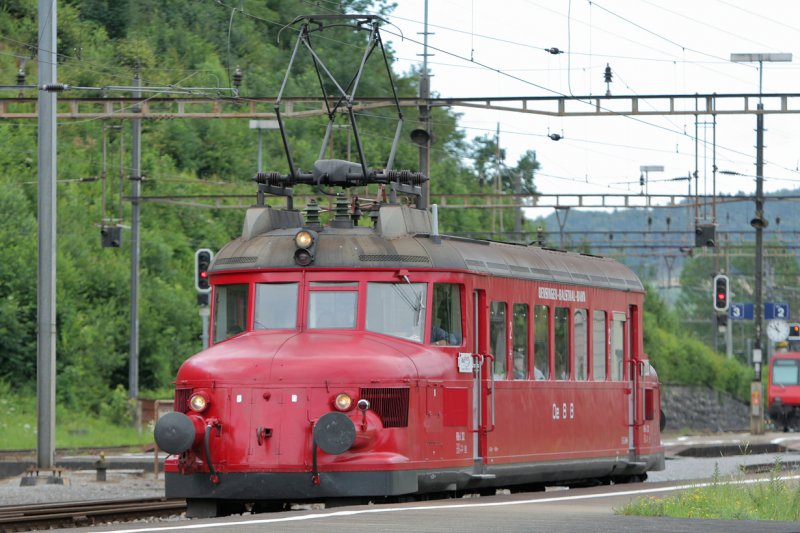 Der Triebwagen RBe 2/4 202  Roter Pfeil  Baujahr 1935 der OeBB (Oensingen-Balsthal-Bahn) auf Sonderfahrt im Bahnhof Koblenz/AG  23.6.2007