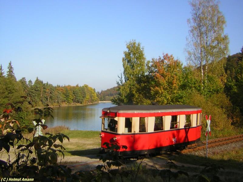 Der Triebwagen T1 der ehemaligen Gernrode-Harzgeroder Eisenbahn 
am 15.10.2005 zwischen Gntersberge und Friedrichshhe.