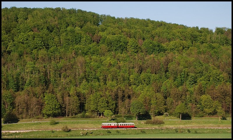 Der Triebwagen T33 ist als Tp14 unterwegs von Sgmhle nach Neresheim. Aufgenommen bei Steinmhle am 11.Mai 2008.