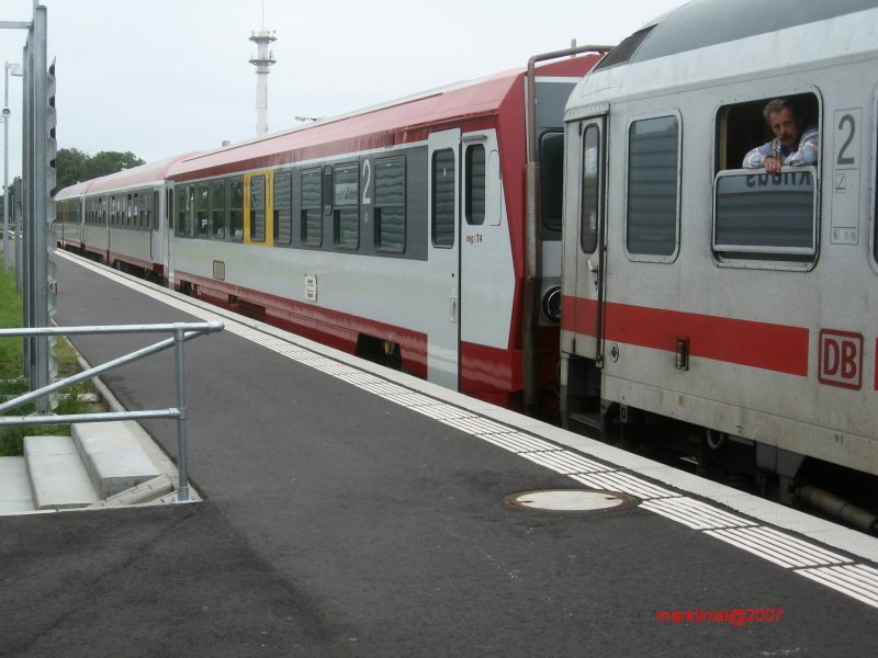 Der Triebwagen T4 der neg befindet sich jetzt in der Mitte des Zugsverbands. Vorne der neg-Steuerwagen und hinten am Haken die IC Kurswagen. Der Zug fhrt in Richtung Dagebll-Mole ab, wo die Reisenden bequem auf die Fhren nach Amrum und Fhr umsteigen knnen.