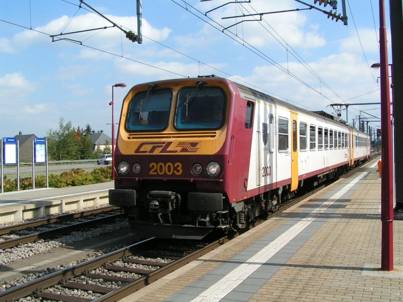 Der Triebzug 2003 kurz vor der Einfahrt im Bahnhof P�tange aus Richtung Bascharage. 16.09.07