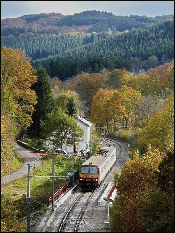 Der Triebzug 2004 fotografiert in der herbstlichen Landschaft zwischen Kautenbach und Wiltz am 18.10.08. (Jeanny)