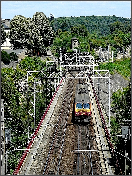 Der Triebzug 2011 fhrt ber den Bisserweg Viadukt dem Bahnhof von Luxemburg entgegen. Vor den berresten der Festung sieht man im Hintergrund die Stelle wo die Nordstrecke und die Strecke aus Wasserbillig zusammentreffen. 01.08.09 (Jeanny) 