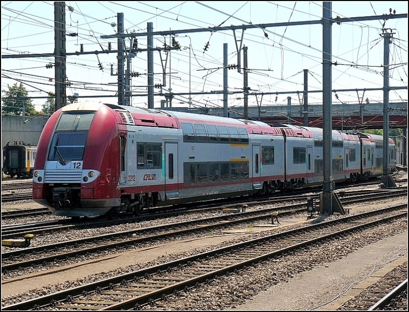 Der Triebzug 2212 fhrt am 01.07.08 in den Bahnhof von Luxemburg ein. (Hans)