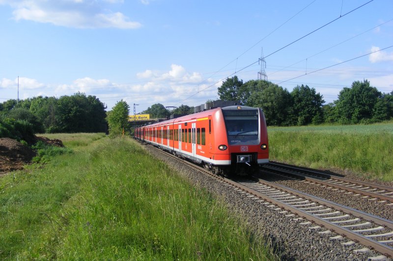 Der Triebzug 425 017/517 und noch ein unbekannter 425er sind am 30.05.09 als RE 25023 nach Frankfurt/M Hbf auf der KBS 630 Gie�en-Frankfurt im Einsatz.Die Aufnahme entstand zwischen Gro�en-Linden und Langg�ns!!!