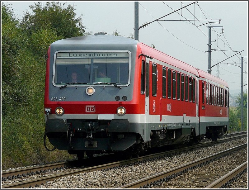Der Triebzug 628 490 durchfhrt am 10.08.09 die Ortschaft Hagelsdorf auf seiner Reise von Trier nach Luxemburg. (Jeanny)