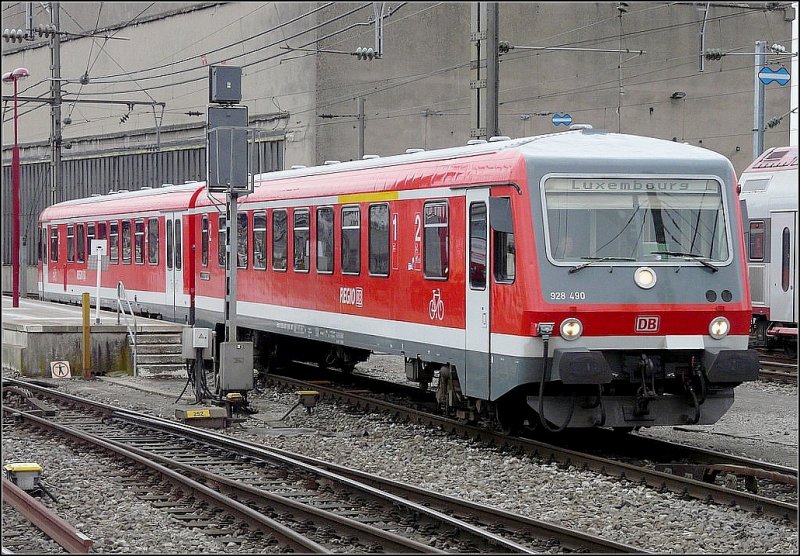 Der Triebzug 628/928 490 sieht wie neu aus der Fabrik aus, als er am 24.02.09 den Bahnhof von Luxemburg verlsst. (Jeanny)