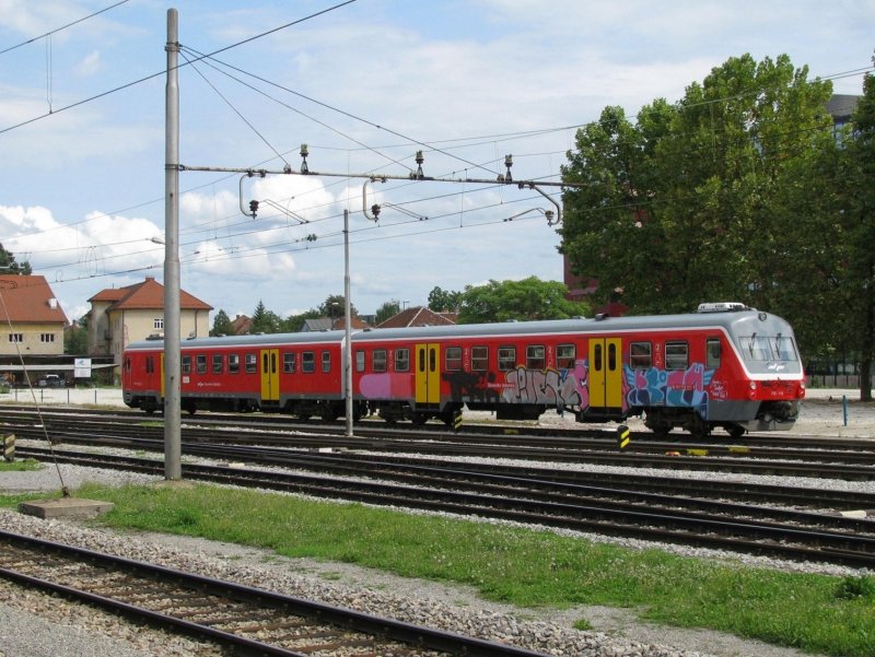 Der Triebzug 715 115 ist am 17.8.2008 in Ljubljana unterwegs.