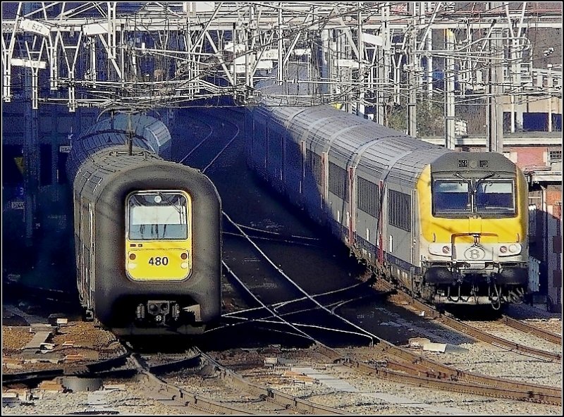 Der Triebzug AM 96 480 und der IC A Oostende-Eupen fahren am 27.12.08 parallel den  plan inclin  hinunter in Richtung Bahnhof Lige Guillemins. (Jeanny)