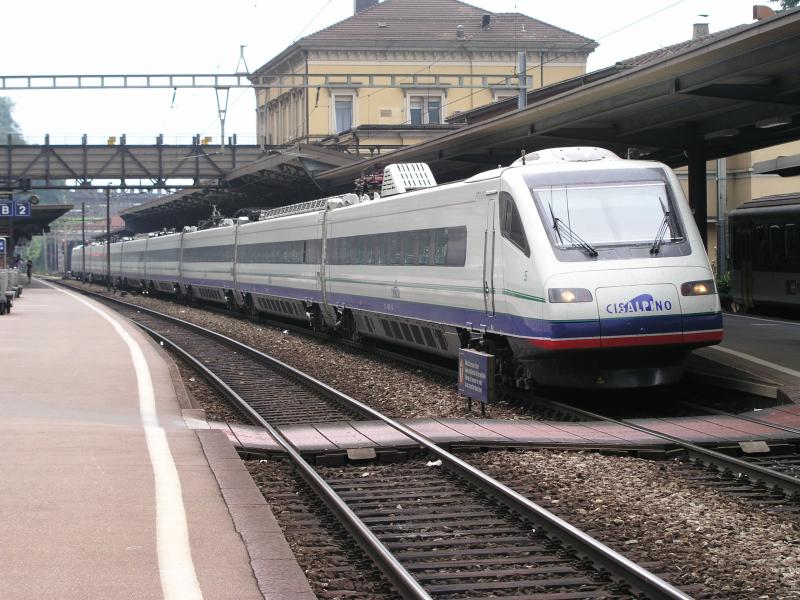 Der Triebzug ETR 470 (cisalpino)der FS im Bahnhof Bellinzona (CH) am 26-7-2004