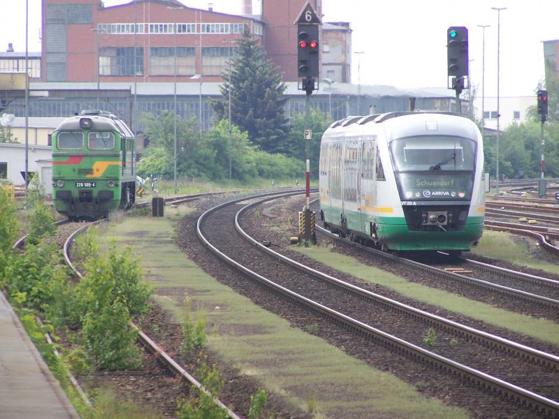 Der Triebzug VT 23 der Vogtlandbahn verlsst den Bahnhof Weiden (Oberpfalz) in Richtung Schwandorf. Links die 220 509-4 der LEG. (Bild aufgenommen am 4.6.2006)