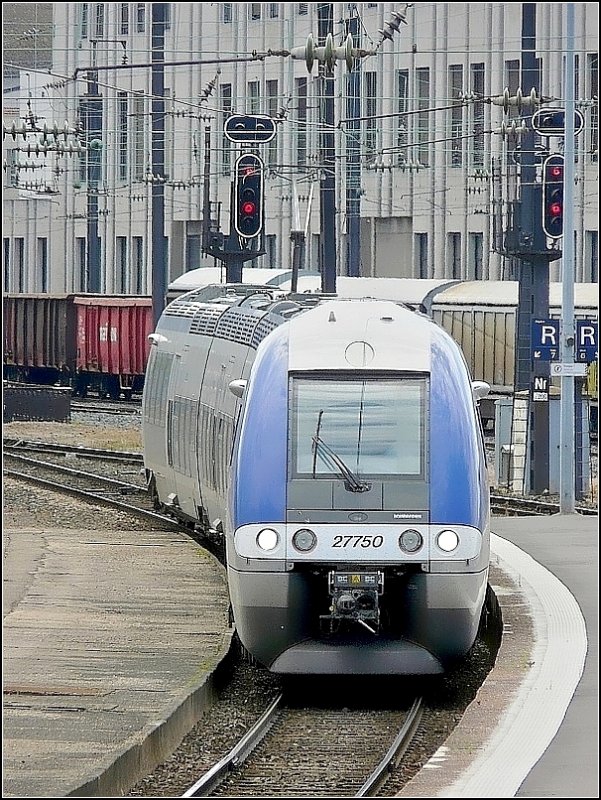 Der Triebzug Z 27750 kommt am 22.06.08 aus Nancy und fhrt in den Bahnhof von Metz ein. (Jeanny)