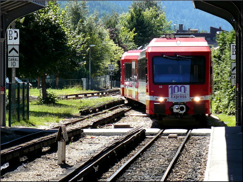 Der Triebzug Z 855 des Mont Blanc Express kommt aus St-Gervais-Le-Fayet und fhrt am 03.08.08 in den Bahnhof von Chamonix-Mont-Blanc ein. Diese Meterspurbahn wurde am 01.07.1908 offiziell eingeweiht. Sie verluft einspurig und die Zge werden ber eine Stromschiene mit 850 V Gleichstrom versorgt. Dieses System erweist sich als robuster im Fall von Lawinenabgngen, Umfallen von Bumen und groem Frost. Da diese dreiteiligen Triebzge ber keine Zahnstange verfgen, knnen sie nur bis nach Le Chtelard Frontire an der Grenze zur Schweiz fahren. (Hans)