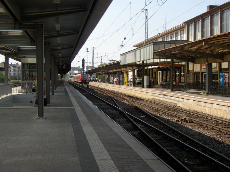 Der Trierer Hauptbahnhof am Mittag des 28.04.07. Hinten steht zur Abfahrt bereit: RB nach Homburg (Saar) Hbf.