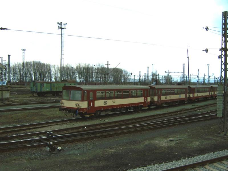 Der tschechische Triebwagen 010 333-3 in Comutov am 09.04.06