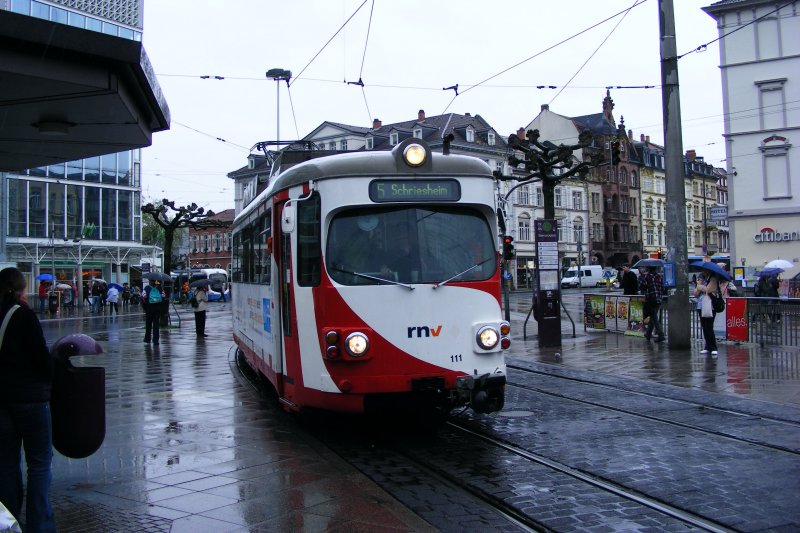 Der Tw 111 ist am 17.04.09 als RNV-Linie 5 nach Schriesheim am Bismarkplatz im Einsatz und fhrt gerade in die Haltestelle ein.