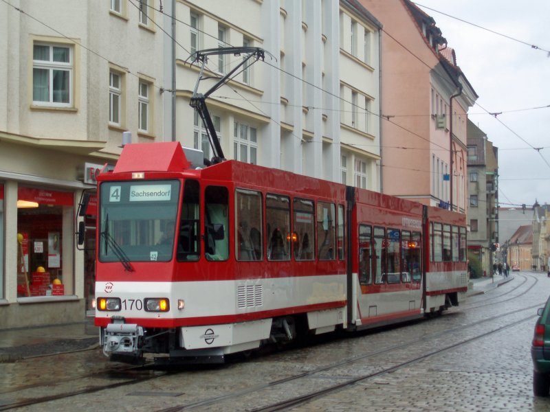 Der Tw 170 am Rathaus . Wegen Sturmsch�den dank  Emma  an einen Haus an der Karlstra�e musste die Linie 4 nach Sandow umgeleitet werden und nach Neu Schmellwitz ein Busverkehr eingerichtet werden .