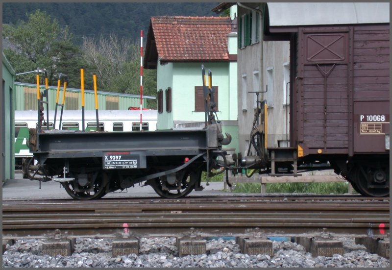 Der bergangswagen X9397 wird in Untervaz von schmalspurigen RhB Rangierloks zum Verschub von normalspurigen Gterwagen auf dem Dreischienengleis verwendet. (30.05.2007)