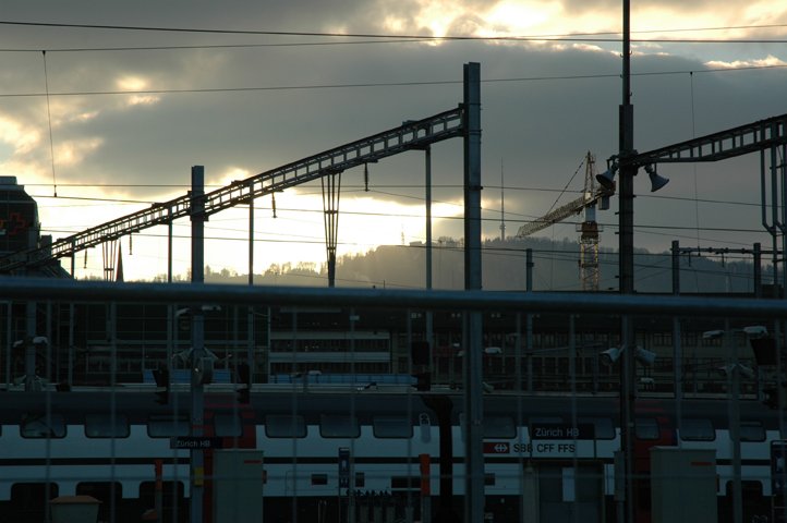 Der etliberg im Gegenlicht ragt ber dem HB empor. Aufgenommen am 15.12.07
