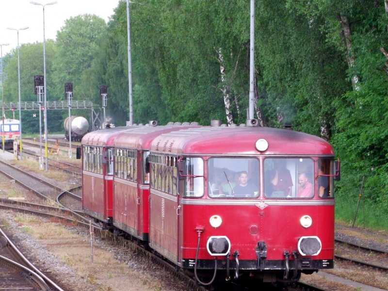 Der Uerdinger-Triebwagen (VT798706-8) der PassauerEisenbahnFreunde am Weg nach Passau; 090521