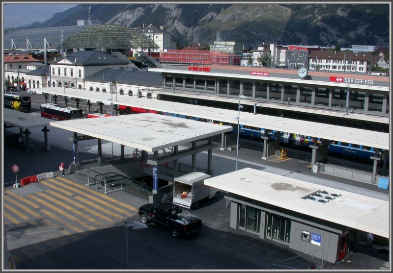 Der Umbau des Bahnhofplatzes in Chur mit Perrons fr die Arosabahn und den Stadtbus neigt sich dem Ende entgegen. Im Gegensatz zum Glasdach der Postautostation wurde hier viel Beton verwendet, was das Ganze ziemlich schwer und erdrckend macht. (15.09.2007)