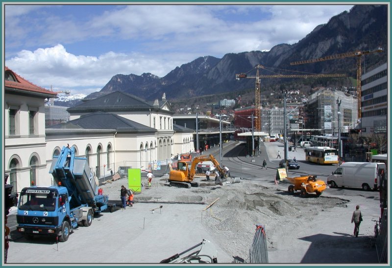 Der Umbau des Bahnhofplatzes Chur ist bald beendet. Im Hintergrund die beiden neuen Hochbauten Otto und Alex, abgeleitet von der Otto-und Alexanderstrasse. Chur (02.04.2007)