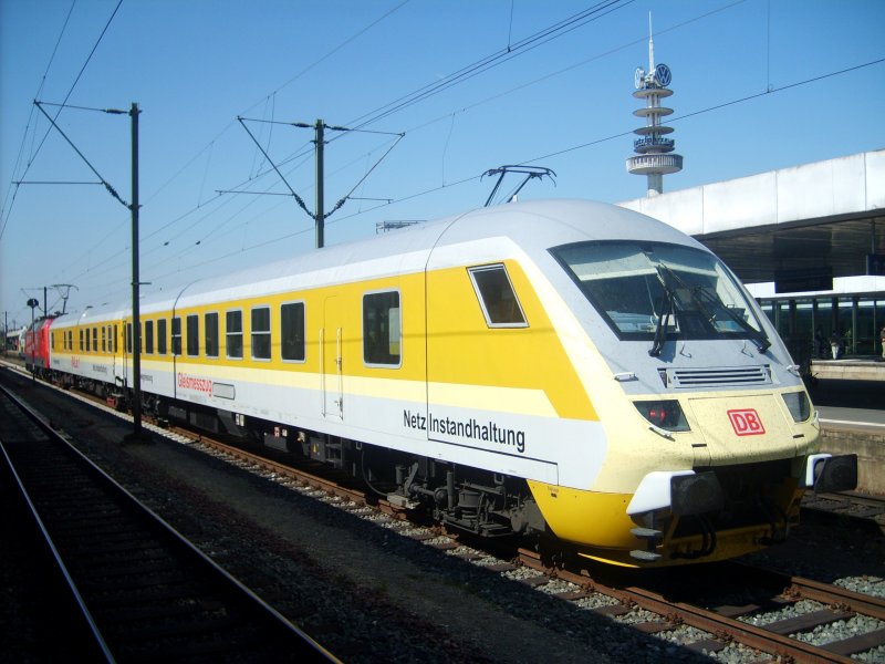 Der umgebaute EX-InterRegio Wagen mit dem STW-Kopf drauf steht am 19.4.07 zusammen mit der 120 502-0 auf Gleis 40 in Hannover