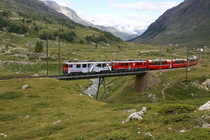 Der Unesco - Triebwagen ABe 4/4 III 51 zieht am 11.8.09 gemeinsam mit dem ABe 4/4 III 52 den Bernina Express 970 von Bernina Lagalb Richtung Ospizio Bernina.