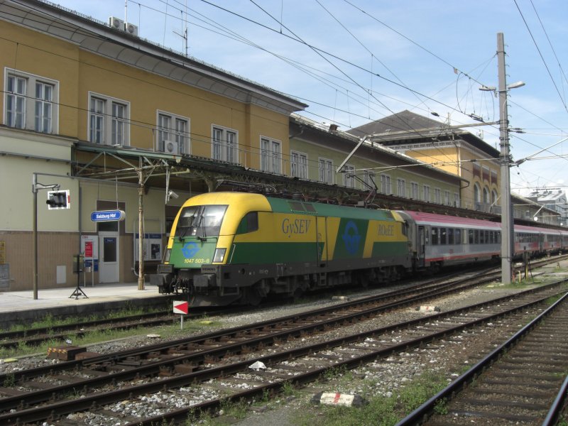 Der ungarische  Taurus  1047 503-6 am 8. August im Salzburger
Hauptbahnhof.