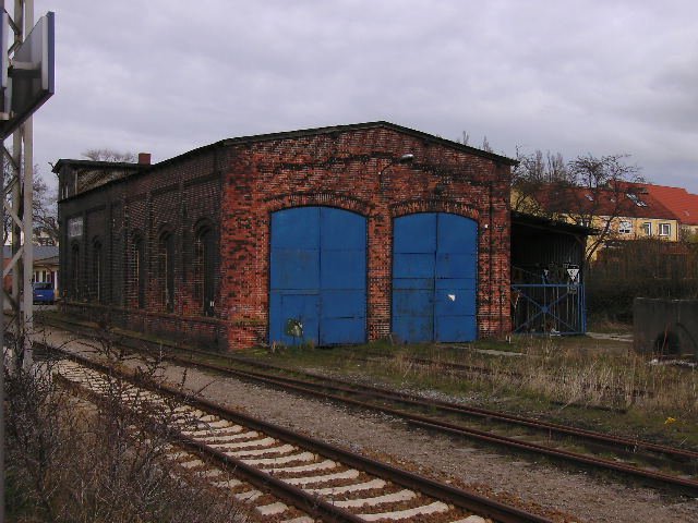 Der ungenutzte Lokschuppen von Bergen/Rgen am 06.4.2008