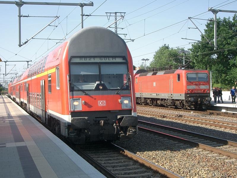Der  Uni-Express  von Potsdam kommt in seinem Zielbahnhof Golm an, whrend RB 20 von Hennigsdorf nach Potsdam abfhrt. Golm, 2008-06-18.