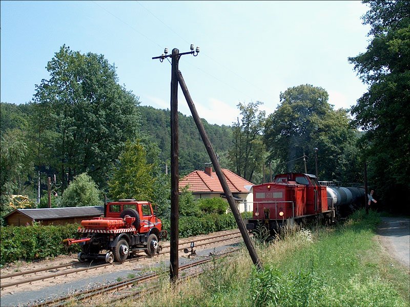 Der Unimog hat alle Kesselwagen fr die Fluorchemie GmbH Dohna rangiert, nun tritt die Senftenberger 298 320 mit dem neu zusammengestellten Kesselwagenzug ber die Mglitztalbahn die Rckfahrt nach Dresden an; Kttewitz, 30.06.2003
