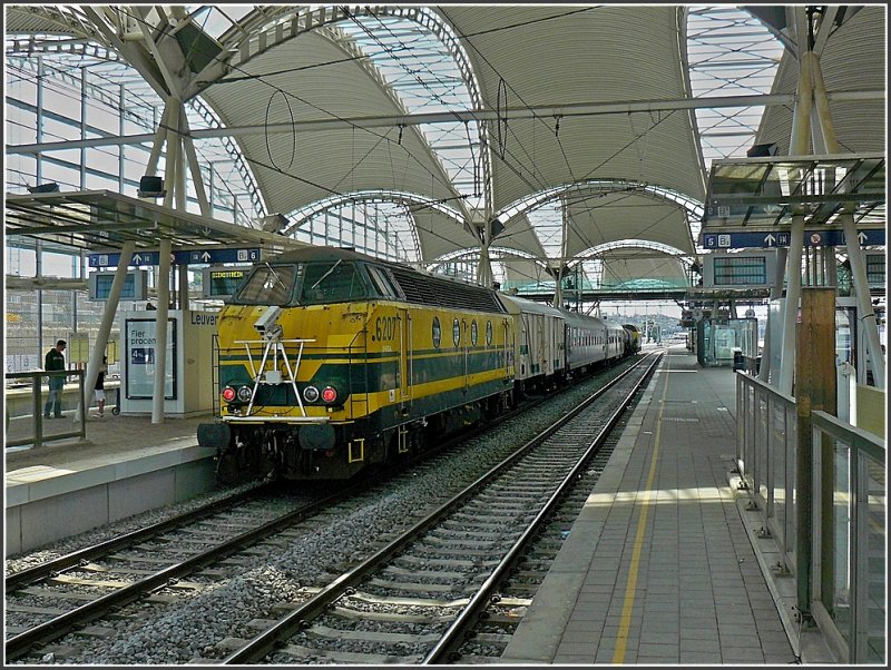 Der Unkrautvernichtungszug mit der Diesellok 6207 legte am 30.08.09 einen Halt im Bahnhof von Louvain ein. (Hans)